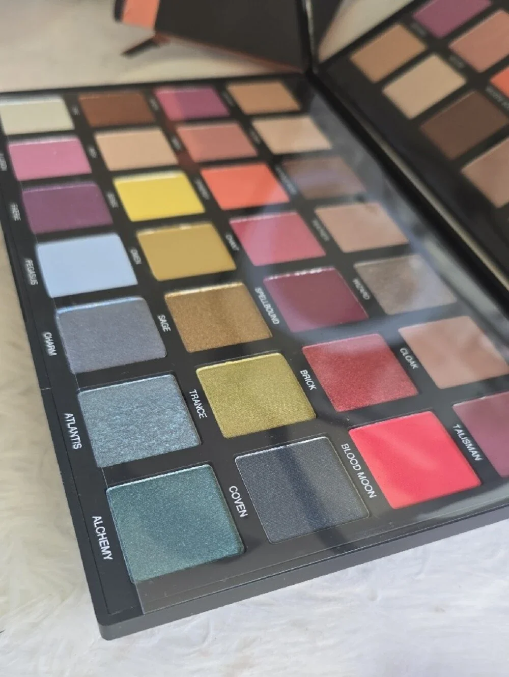Vibrant Multi-Color Eyeshadow Palette - Assorted Shades